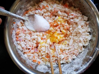 百变水果 秋梨鸡蛋饼,倒入一勺盐，大概8克左右。
