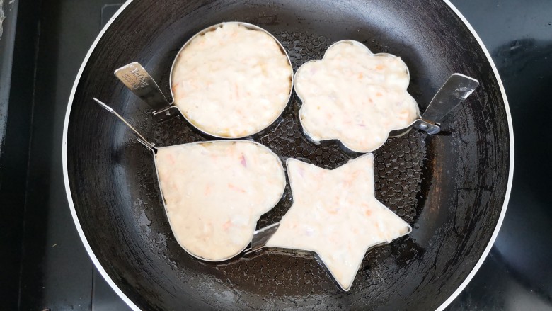 百变水果 秋梨鸡蛋饼,不粘锅中倒入菜籽油，模具里面抹上油，防止粘黏，用勺子舀入面糊。