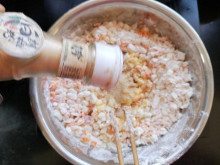 百变水果 秋梨鸡蛋饼,撒入胡椒粉，根据自己口味添加，加入适量的水调匀。