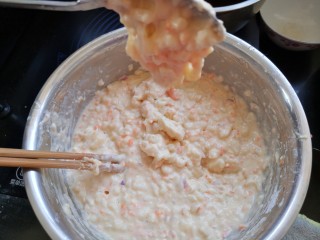 百变水果 秋梨鸡蛋饼,如图所示，面糊像这样成团掉下即可，不能太稀。