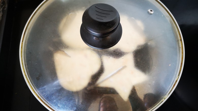 百变水果 秋梨鸡蛋饼,盖上锅盖焖一会。