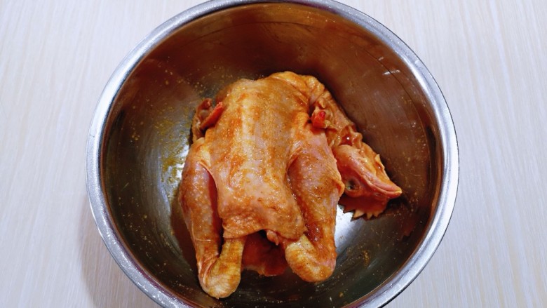 预热感恩节～这样烤出来的鸡实在太好吃了！,戴上食品手套，轻轻按摩鸡身体部位，使腌料完全被鸡吸收，如图！