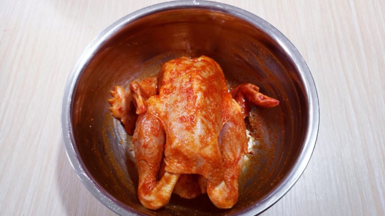 预热感恩节～这样烤出来的鸡实在太好吃了！,再次戴上食品手套，充分按摩几分钟至吸收！盖上盖子或者保鲜膜放入冰箱冷藏室腌制24小时！（期间最好取出再给鸡按摩两次）