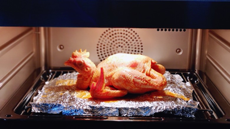 预热感恩节～这样烤出来的鸡实在太好吃了！,将蒸烤箱200°预热6分钟，烤盘放入烤箱底层！（记得下面放一个烤盘哈，鸡经过高温烘烤后的油脂滴落在烤盘上，这样烤箱易清洗）