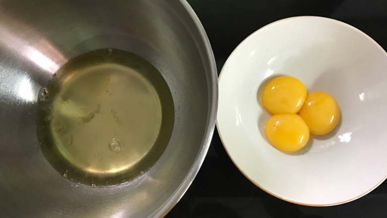 黑米戚风蛋糕,先把3个鸡蛋的蛋白和蛋黄分别打入无水无油的打蛋盆中。