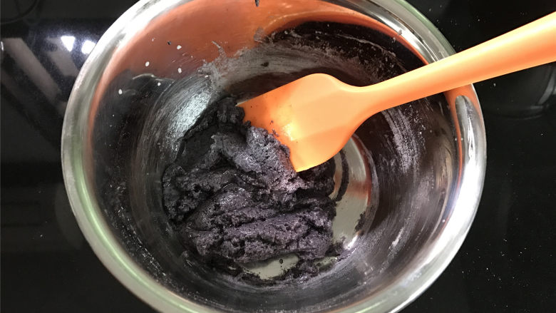 黑米戚风蛋糕,然后用刮刀采用切拌的手法把蛋糕粉和牛奶翻拌均匀。