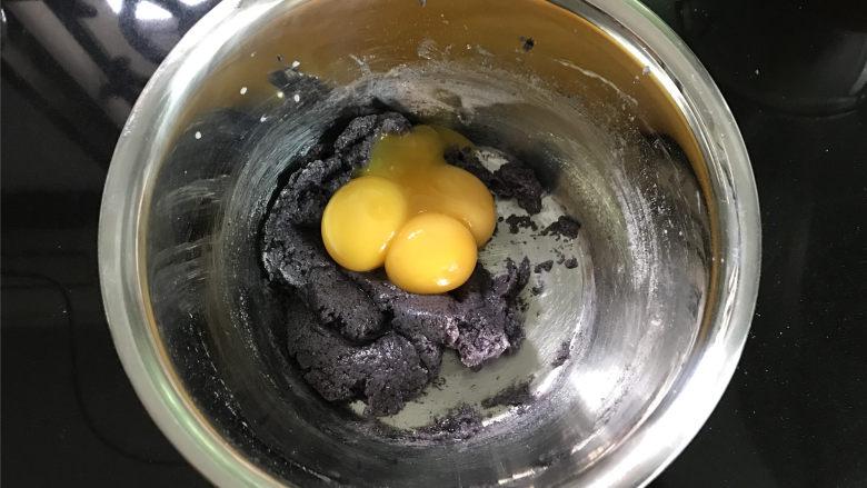 黑米戚风蛋糕,再把3个蛋黄放入。