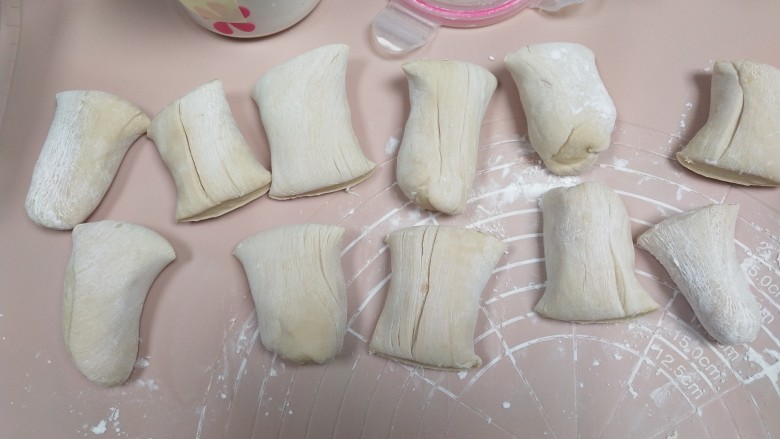 豆腐馅饼,面团揉搓成长条状，切成大小差不多的剂子（懒得称）。