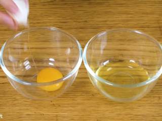 花生小酥12m+,鸡蛋分离，取蛋黄。