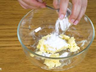 花生小酥12m+,黄油中加入糖粉和蛋黄，搅打至发白。