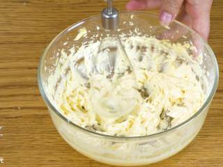 花生小酥12m+,黄油中加入糖粉和蛋黄，搅打至发白。