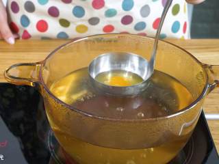 酱油面18m+,做荷包蛋：勺子上刷油，打入鸡蛋，放入水中，直到鸡蛋成型。注意：特别费时间，嫌麻烦的话，可以直接水煮荷包蛋。