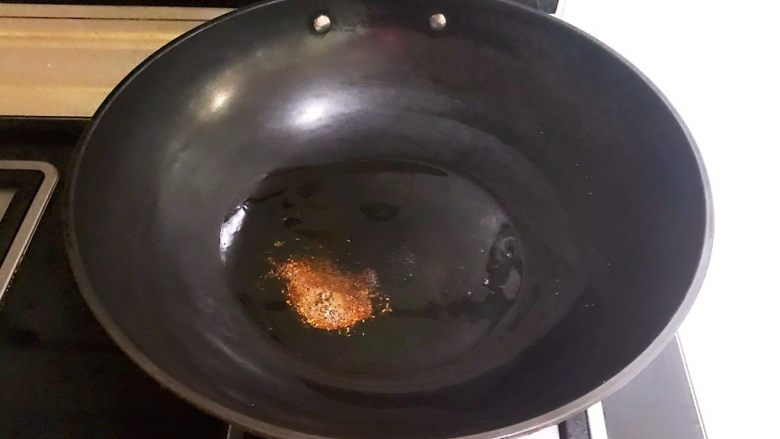 10分钟快手菜  香蒜炒豆干,炒锅烧热后加入2小勺大豆色拉油，油温6分热的时候加入花椒粉