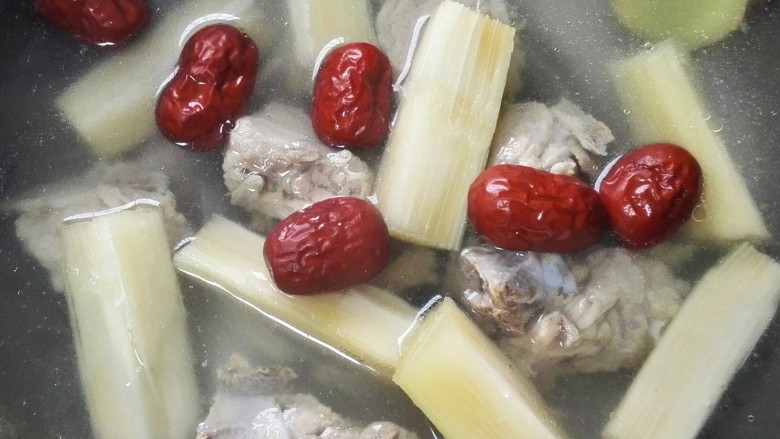 百变水果  甘蔗红枣排骨汤,煮一会之后加入甘蔗一同炖煮