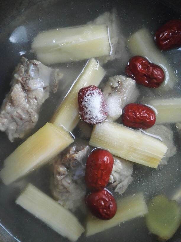 百变水果  甘蔗红枣排骨汤,加入适量盐调味