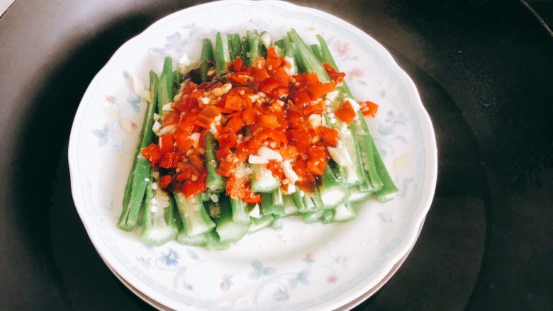 蒜香剁椒黄秋葵-下饭菜,放入锅中蒸架隔水蒸2～3分钟入味。