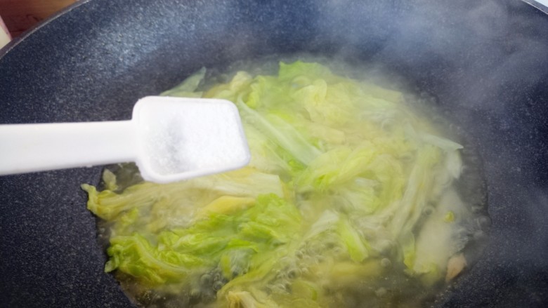 白菜裙带菜汤,然后炖15分钟，加一勺盐。