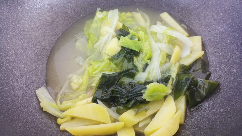 白菜裙带菜汤,然后再煮一两分钟就可以出锅了。