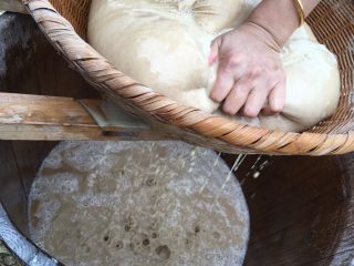 土法制作山粉——番薯淀粉,下面用大木桶接水