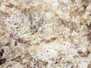 土法制作山粉——番薯淀粉,番薯洗干净，没有泥土，放到机器里搅碎