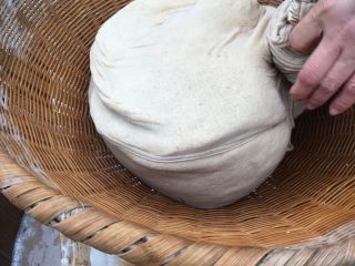 土法制作山粉——番薯淀粉,尽量重复3-5次，挤干，感觉渣里面没什么淀粉为止