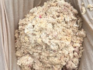 土法制作山粉——番薯淀粉,一次一次少量的开始清洗，过滤袋子装好，不要漏出渣