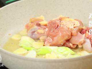 栗子鸡,锅中倒入鸡腿肉，炒至鸡皮焦黄