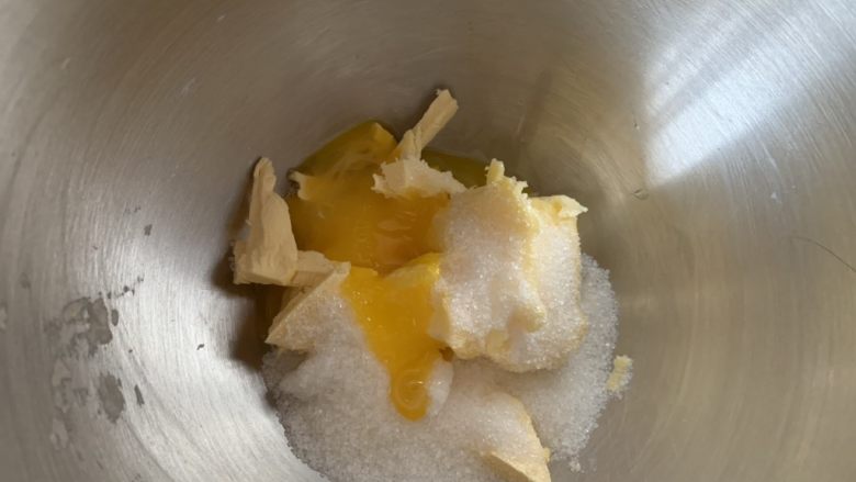 百变水果 橙味鸡蛋饼干,糖和黄油打发
