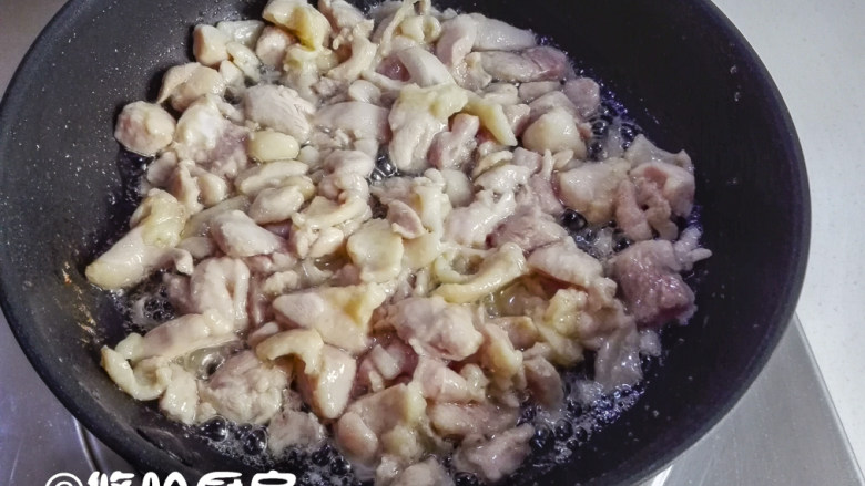 咖喱鸡腿炒饭,一直煎至鸡腿肉变色至熟，而且煎出很多油为止，盛出鸡肉丁，底油留在锅中待用。
