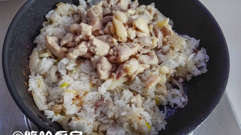 咖喱鸡腿炒饭,待米饭炒散后，放入炒熟的鸡腿丁继续翻炒。