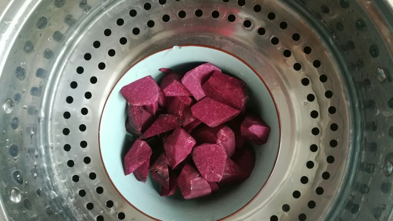 紫薯汤圆,放锅蒸熟