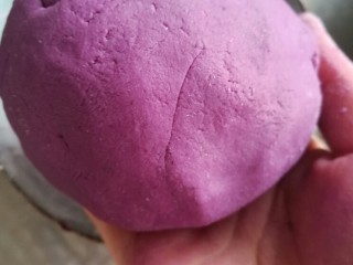 紫薯汤圆,和成软硬适中的面团