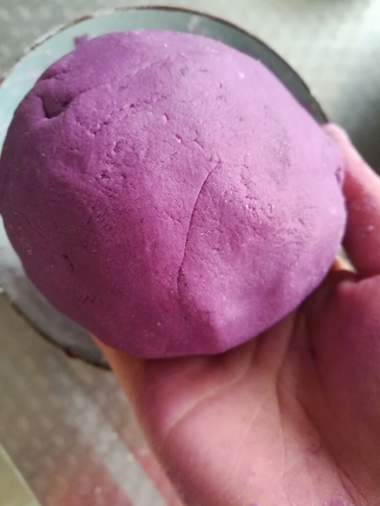 紫薯汤圆,和成软硬适中的面团