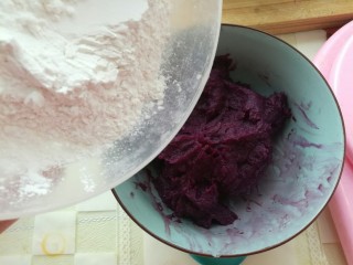 紫薯汤圆,把白糖和糯米粉一起倒入紫薯糊里