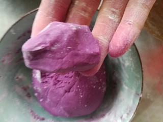 紫薯汤圆,揪一小块（15g）用手心团圆