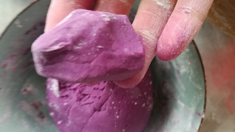 紫薯汤圆,揪一小块（15g）用手心团圆