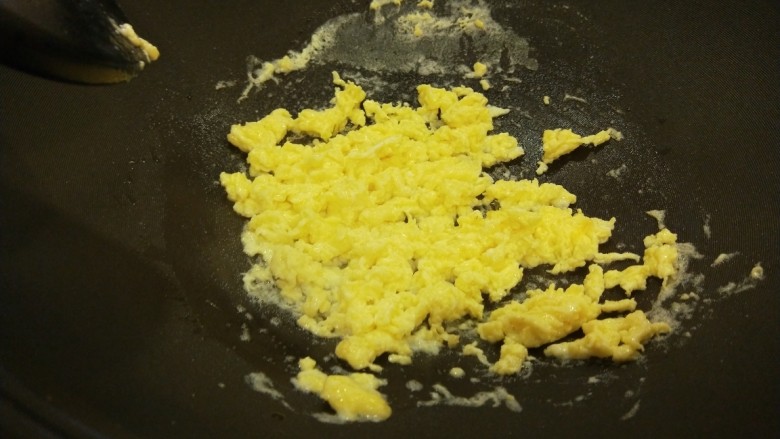 新文美食  玉米粒耗油蛋炒饭,倒入鸡蛋液用筷子搅拌均匀倒入碗中。