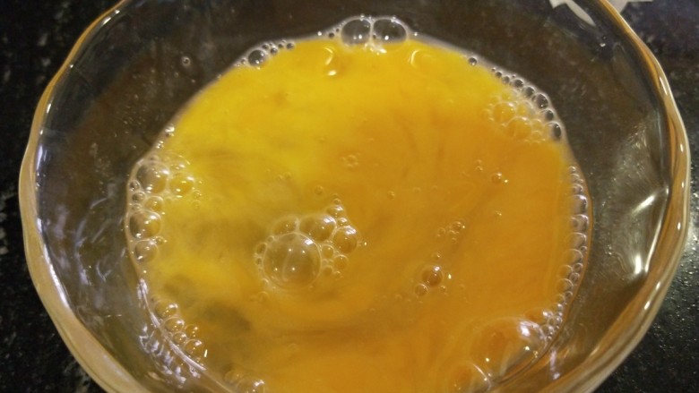 新文美食  玉米粒耗油蛋炒饭,大一个鸡蛋搅拌均匀。