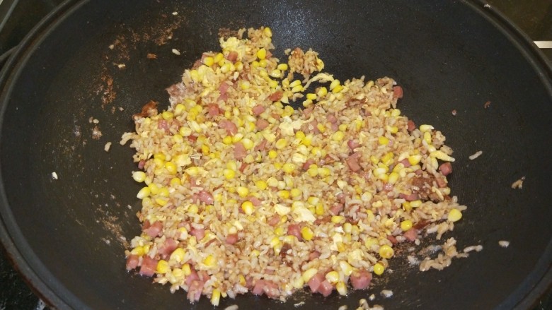 新文美食  玉米粒耗油蛋炒饭,倒入米饭翻炒均匀，最后倒入鸡蛋碎。
