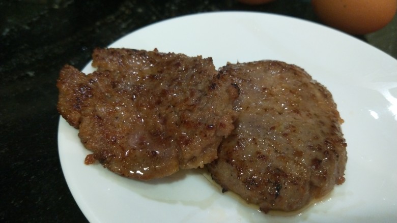 新文美食  牛肉自制汉堡,中间片开，平底锅煎制两面熟了为止。