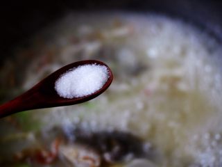 补钙又养胃的鲫鱼萝卜汤,加入适量的盐调味。
