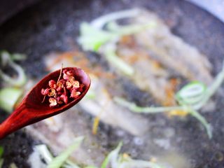 补钙又养胃的鲫鱼萝卜汤,再加入花椒调味增加香味。