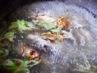 补钙又养胃的鲫鱼萝卜汤,大火煮沸所有的食材。