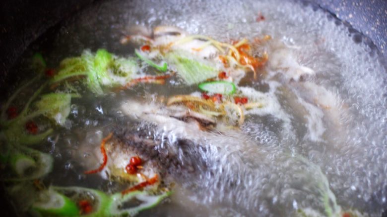 补钙又养胃的鲫鱼萝卜汤,大火煮沸所有的食材。