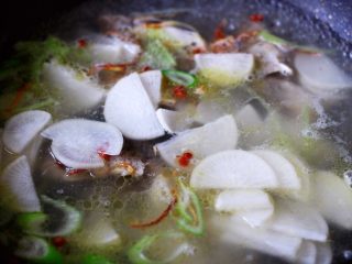 补钙又养胃的鲫鱼萝卜汤,这个时候把切薄的萝卜片放入锅中。