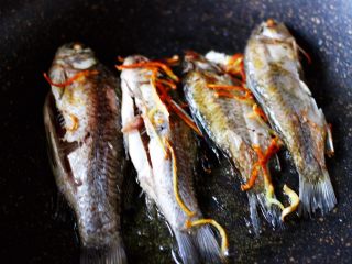 补钙又养胃的鲫鱼萝卜汤,直至把鲫鱼煎至两面金黄色的时候。
