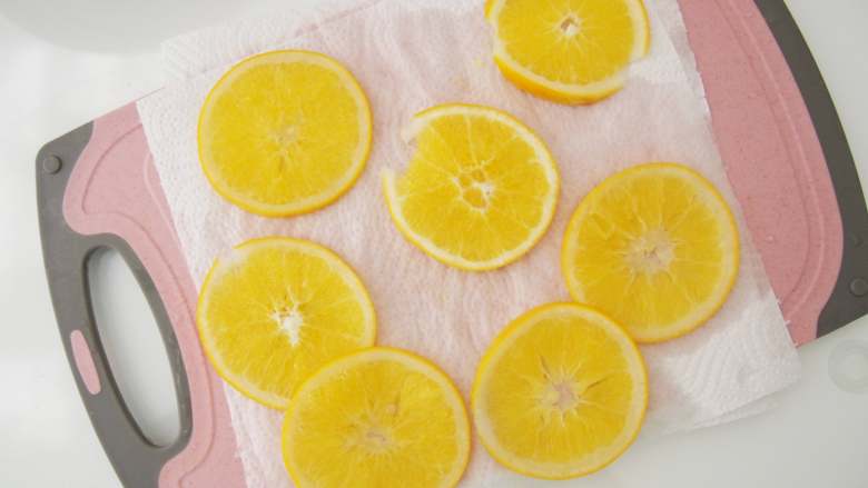 香橙蛋糕卷,煮好的橙子在厨房纸上吸去多余的水分