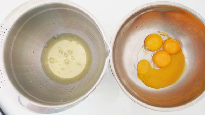 香橙蛋糕卷,蛋白和蛋黄分离，蛋白放入无水无油的盆子中