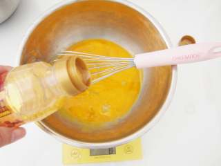 香橙蛋糕卷,蛋黄中放入玉米油充分搅拌均匀