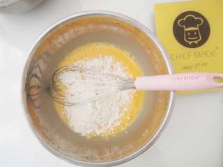 香橙蛋糕卷,筛入低筋面粉，切拌均匀